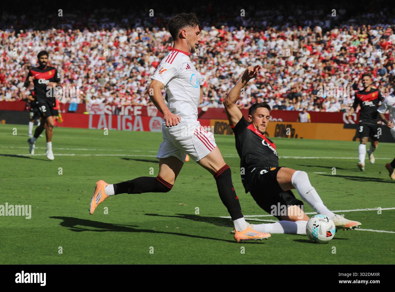 Séville, 18/10/2025. Match de la Liga, la 9e journée, joué au stade Ramón Sánchez-Pizjuán entre Sevilla FC et RCD Mallorca, avec un score final de 1-3 en faveur de ce dernier. Photo : Raúl Doblado. ARCHSEV. Crédit : album / Archivo ABC / Raúl Doblado Banque D'Images