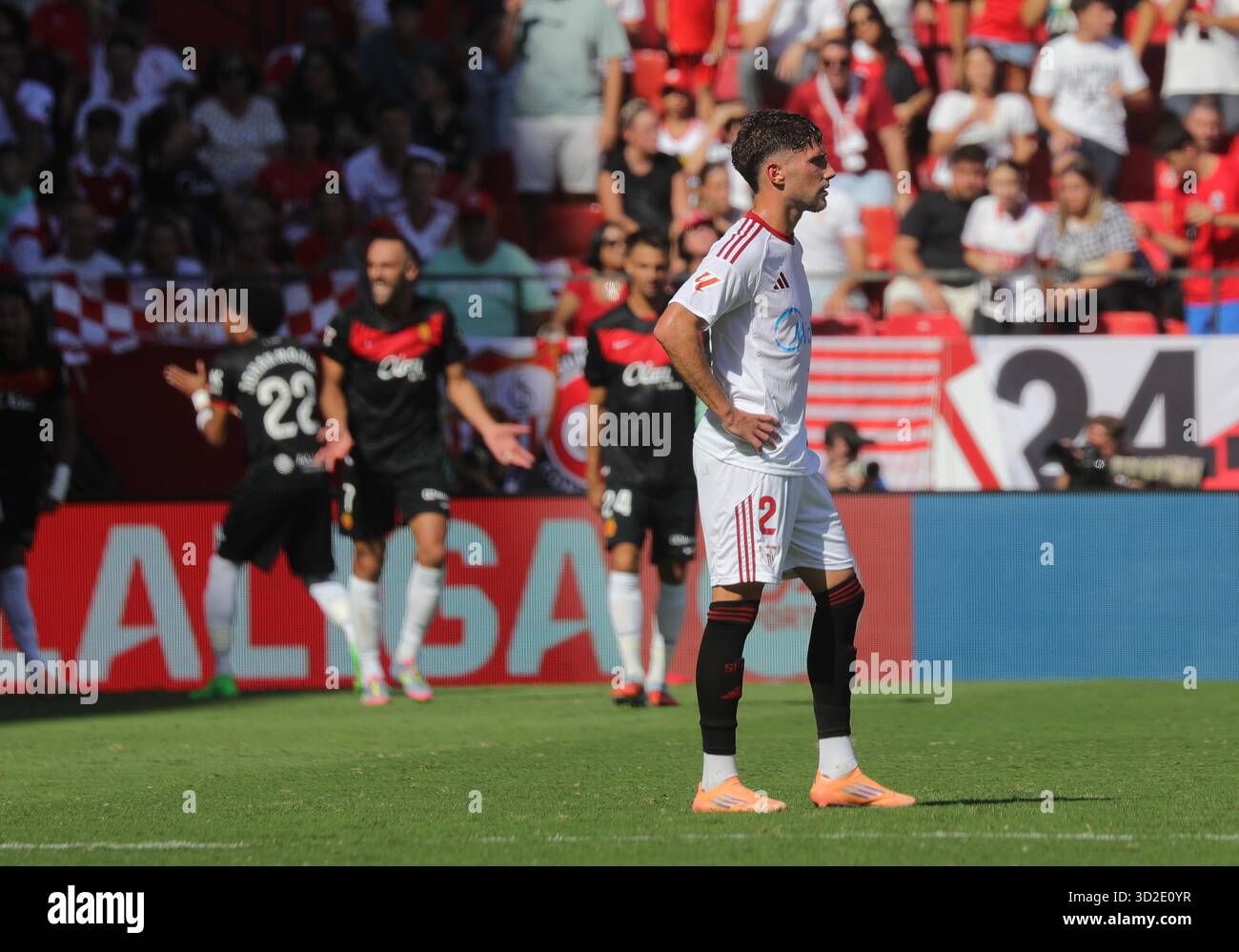 Séville, 18/10/2025. Match de la Liga, la 9e journée, joué au stade Ramón Sánchez-Pizjuán entre Sevilla FC et RCD Mallorca, avec un score final de 1-3 en faveur de ce dernier. Photo : Raúl Doblado. ARCHSEV. Crédit : album / Archivo ABC / Raúl Doblado Banque D'Images