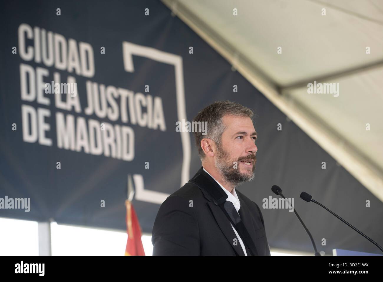 Madrid, le 16 octobre 2025. Cité de justice. Premier arbre planté. La présidente de la Communauté de Madrid, Isabel Díaz Ayuso, le maire de Madrid, José Luis Martínez-Almeida, et le ministre régional de la Présidence, de la Justice et de l’Administration locale, Miguel Ángel García Martín, ont présenté l’inauguration des travaux à côté de l’échangeur de Valdebebas. Photo : de San Bernardo. ARCHDC. Crédit : album / Archivo ABC / Eduardo San Bernardo Banque D'Images