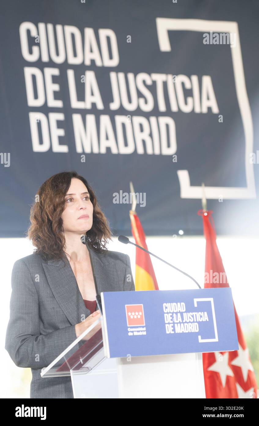 Madrid, le 16 octobre 2025. Cité de justice. Premier arbre planté. La présidente de la Communauté de Madrid, Isabel Díaz Ayuso, le maire de Madrid, José Luis Martínez-Almeida, et le ministre régional de la Présidence, de la Justice et de l’Administration locale, Miguel Ángel García Martín, ont présenté l’inauguration des travaux à côté de l’échangeur de Valdebebas. Photo : de San Bernardo. ARCHDC. Crédit : album / Archivo ABC / Eduardo San Bernardo Banque D'Images