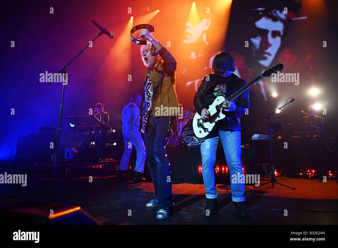 ROYAUME-UNI. 31 octobre 2025. LONDRES, ANGLETERRE - OCTOBRE 31 : Bob Geldof de 'The Boomtown rats' se produit à Eventim Apollo dans le cadre de leur tournée du 50e anniversaire le 31 octobre 2025 à Londres, Angleterre.Cap/Mar © Mar/Capital Pictures Credit : Capital Pictures/Alamy Live News Banque D'Images