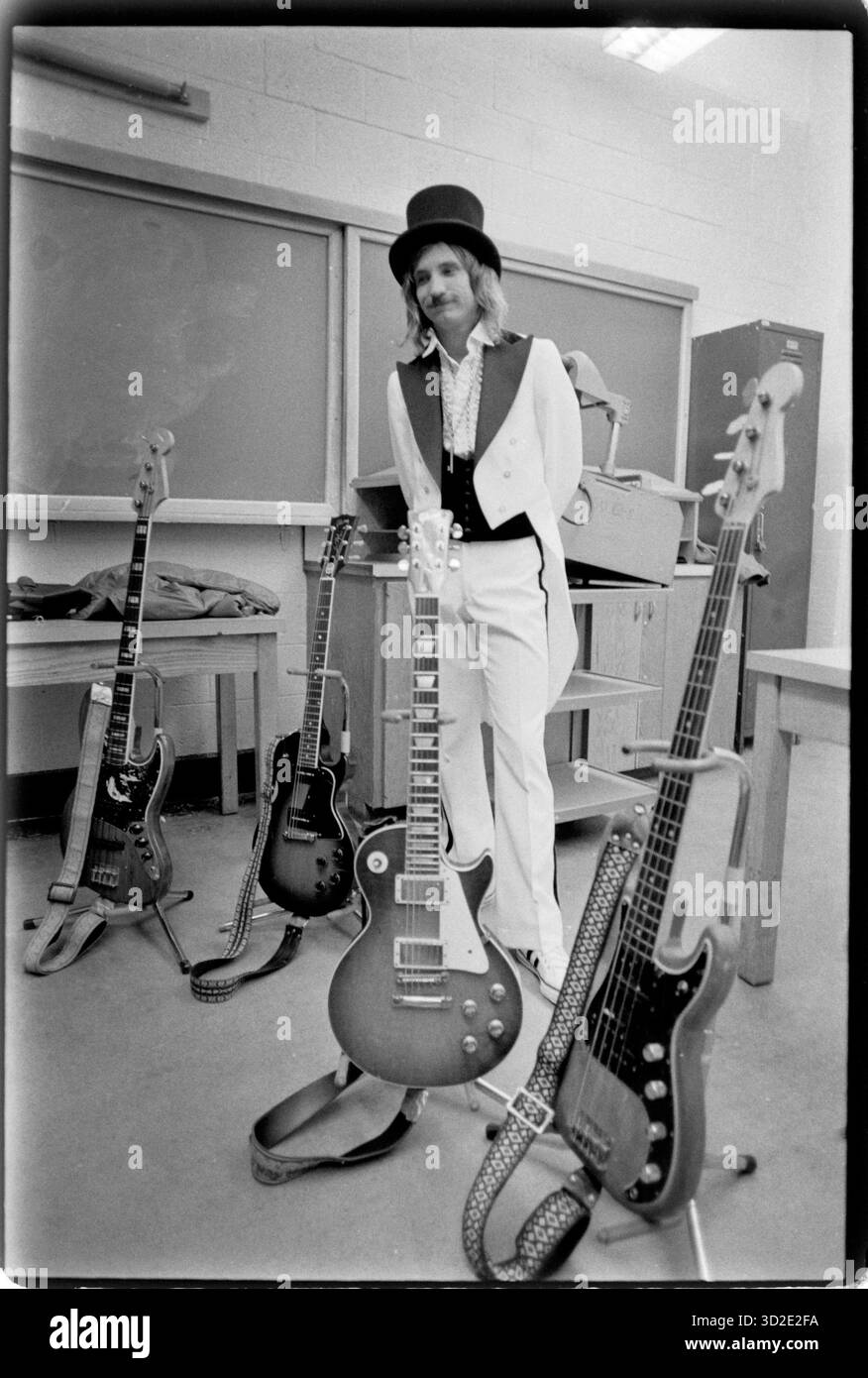 Le guitariste Joe Walsh pose dans les coulisses avant un concert à l'Université Kent State le 13 mars 1975. C'était un concert de retour à la maison en quelque sorte, Walsh était un étudiant à Kent State pendant une brève période dans les années 1960 Photo d'Ernie Mastroianni Banque D'Images