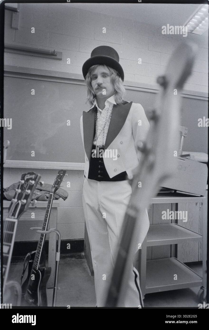 Le guitariste Joe Walsh pose dans les coulisses avant un concert à l'Université Kent State le 13 mars 1975. C'était un concert de retour à la maison de sortes, Walsh était un étudiant à Kent State pour un bref moment dans les années 1960. Ernie Mastroianni photo Banque D'Images