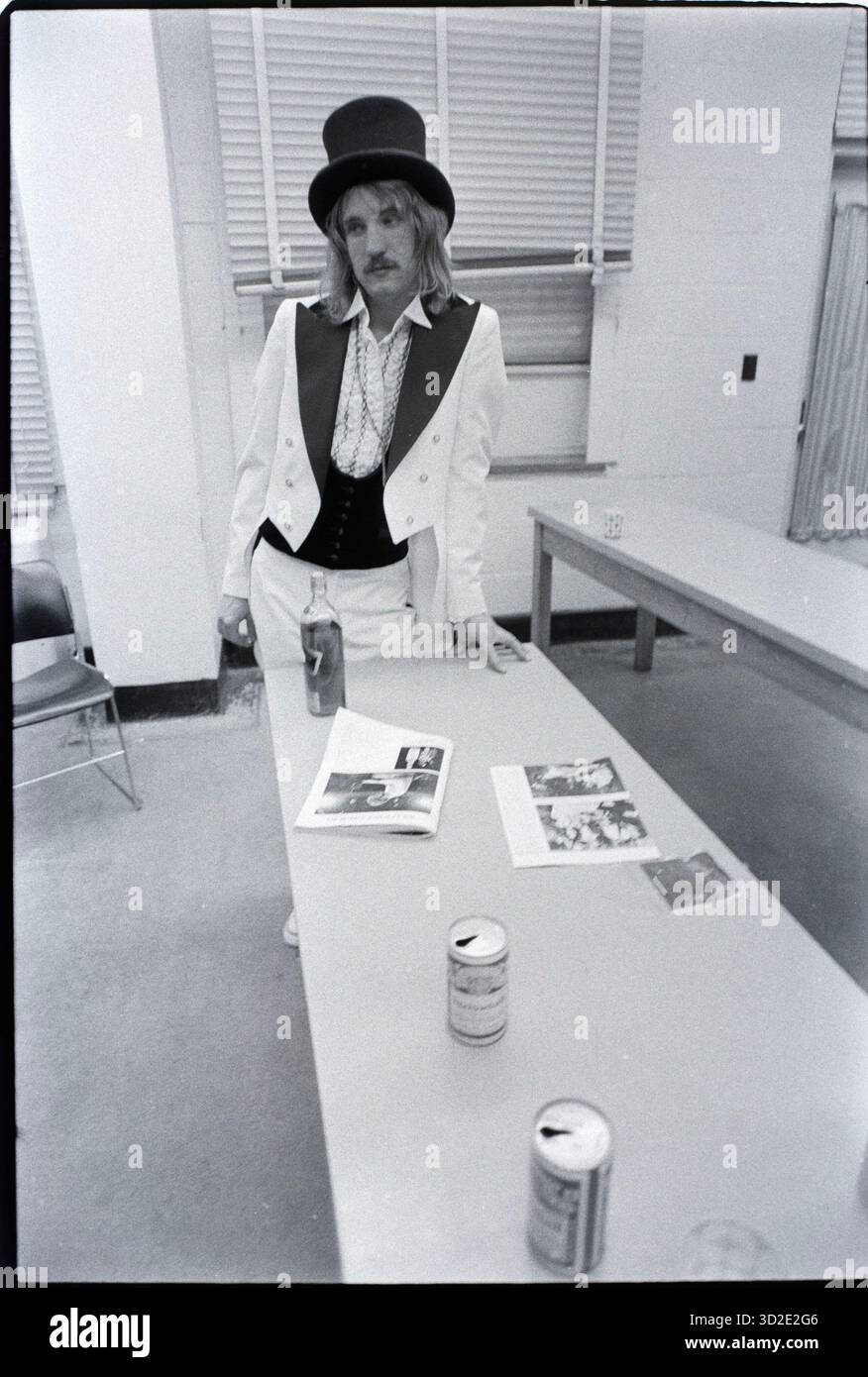 Le guitariste Joe Walsh pose dans les coulisses avant un concert à l'Université Kent State le 13 mars 1975. C'était un concert de retour à la maison en quelque sorte, Walsh était un étudiant à Kent State pendant une brève période dans les années 1960 Photo d'Ernie Mastroianni Banque D'Images