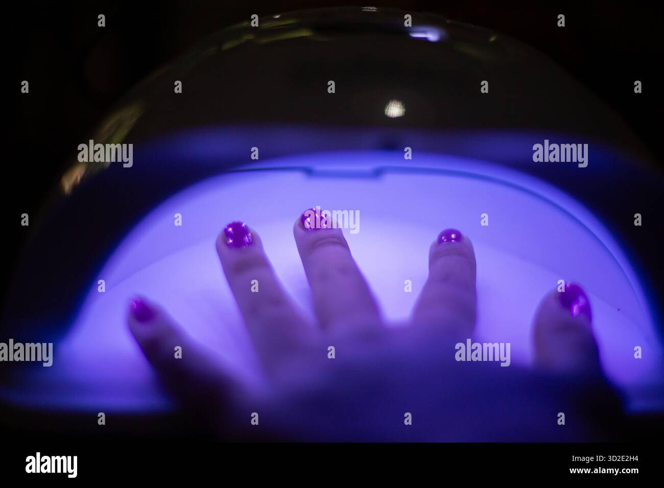 Sélectionnez Focus Asian Women's ongles dans l'outil de séchage des ongles Banque D'Images