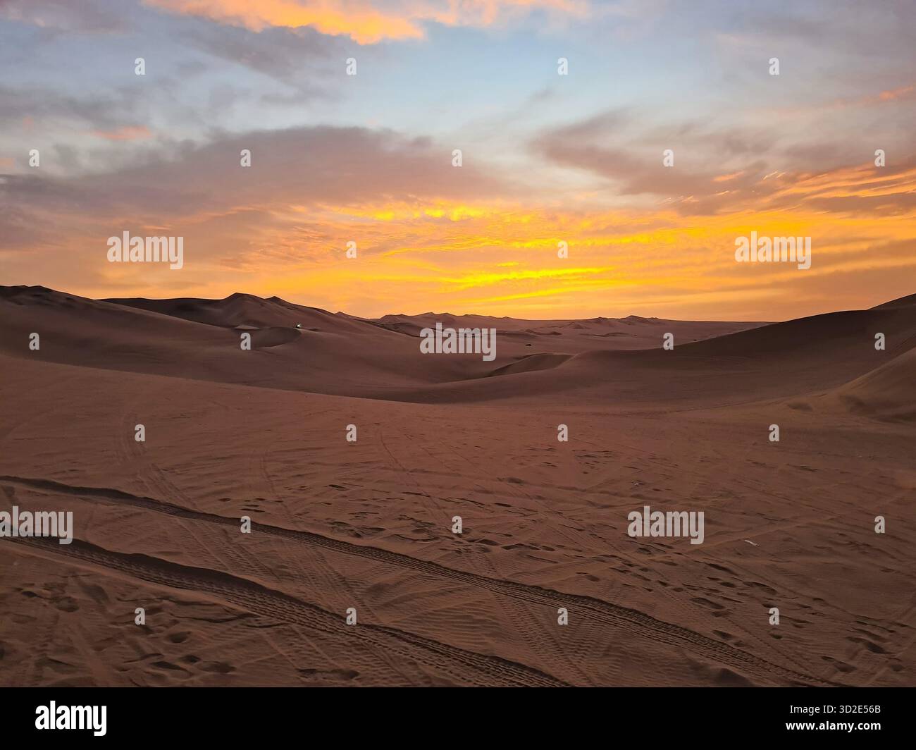 Coucher de soleil coloré sur les dunes de sable du désert de Huacachina, Pérou. - Image de stock capturée avec un smartphone