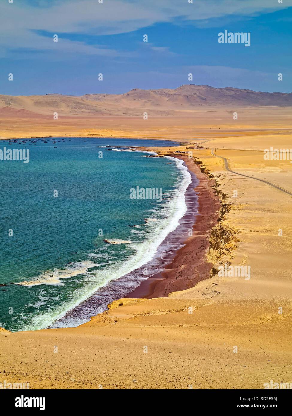 Le littoral unique de la réserve nationale de Paracas à Playa Roja, Pérou. - Image de stock capturée avec un smartphone