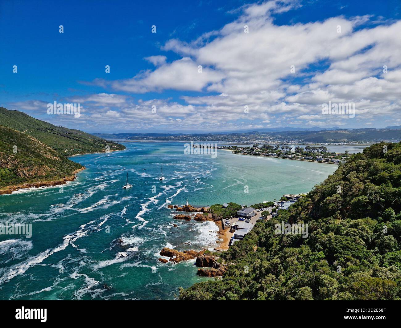 Journée ensoleillée sur Knysna Lagoon et les Heads, Garden route, Afrique du Sud. Banque D'Images