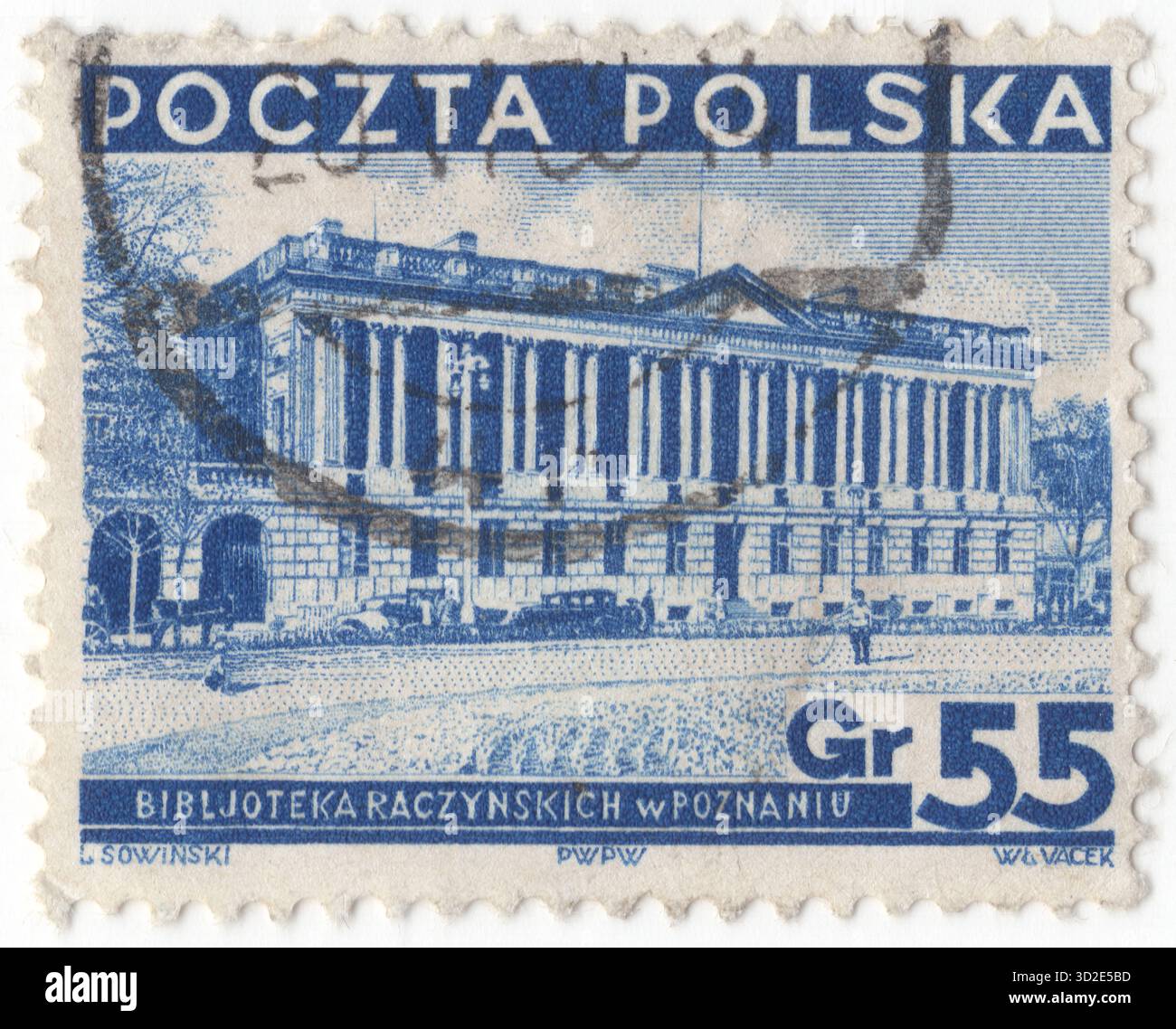 POLOGNE — 21 août 1935 : timbre-poste bleu grosz de 55 représentant la bibliothèque Raczynski, Poznan. La Bibliothèque Raczyński (en polonais : Biblioteka Raczyńskich w Poznaniu) est une bibliothèque publique fondée par le comte Edward Raczyński à Poznań. Le bâtiment de la bibliothèque a été érigé en 1822–1828 avec le soutien financier de la Fondation Edward Raczyński. La structure d'un bâtiment classique présente une colonnade rappelant la façade orientale du Louvre. Devant le bâtiment principal de la bibliothèque se dresse la statue de la Fontaine d'Hygieia créée par Albert Wolff en 1841 Banque D'Images
