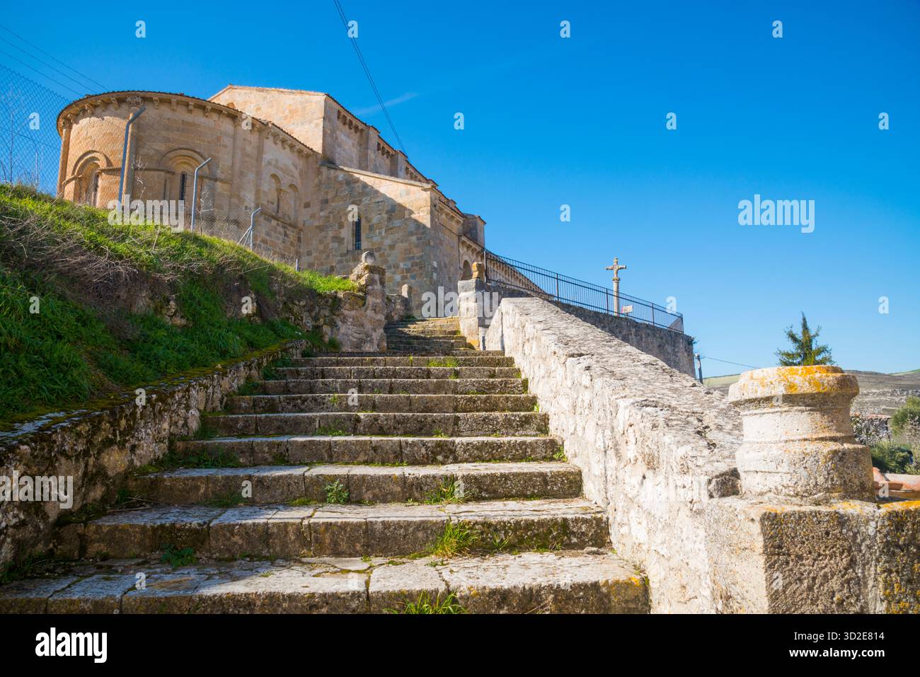 Escaliers de l'église San Miguel. Fuentidueña, province de Segovia, Castilla Leon, Espagne. Banque D'Images