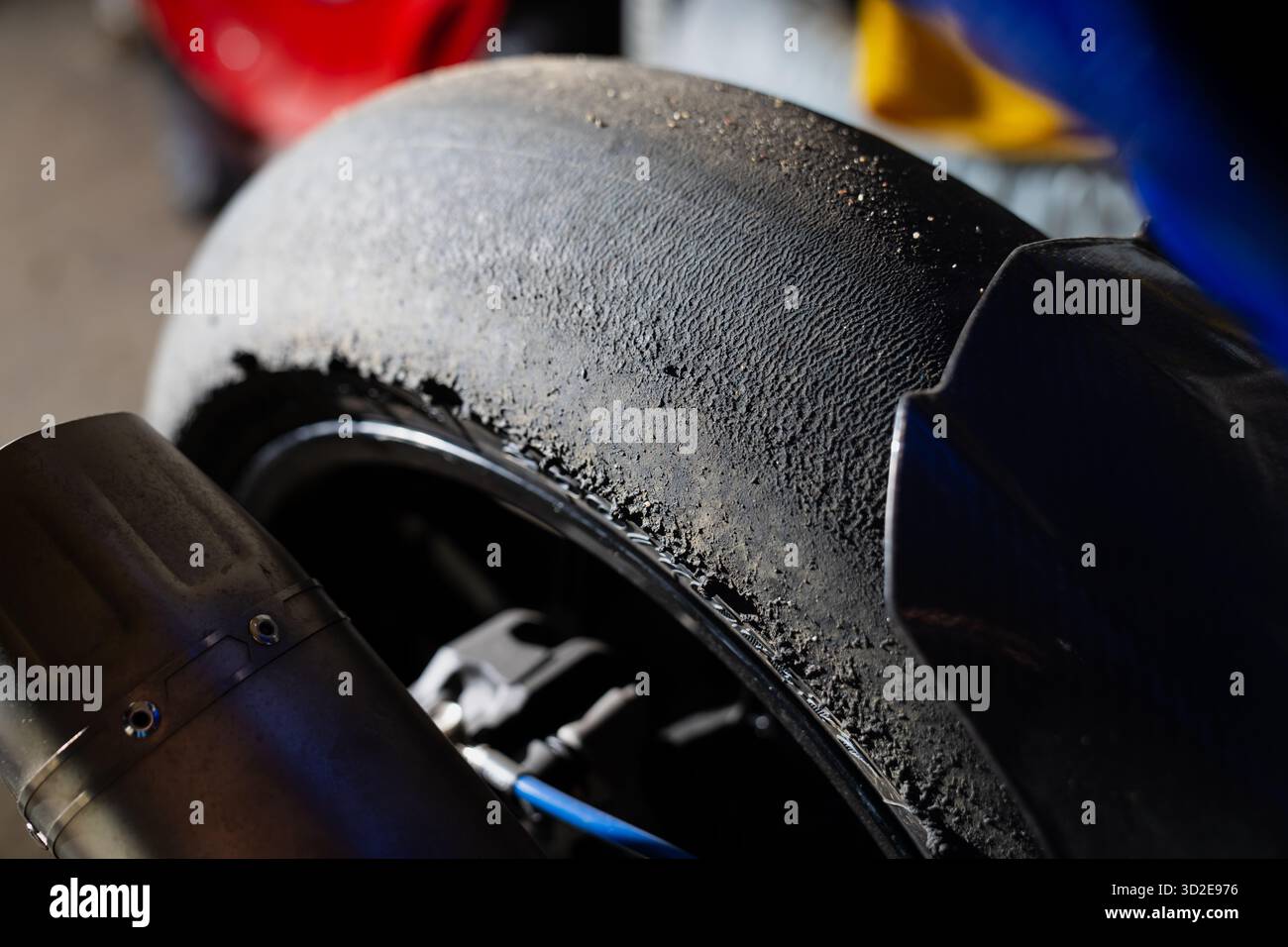 Pneu arrière moto sport avec caoutchouc usé et débris illustrant la puissance, le frottement et la durabilité des motos haute performance utilisées pour la course, vitesse tr Banque D'Images