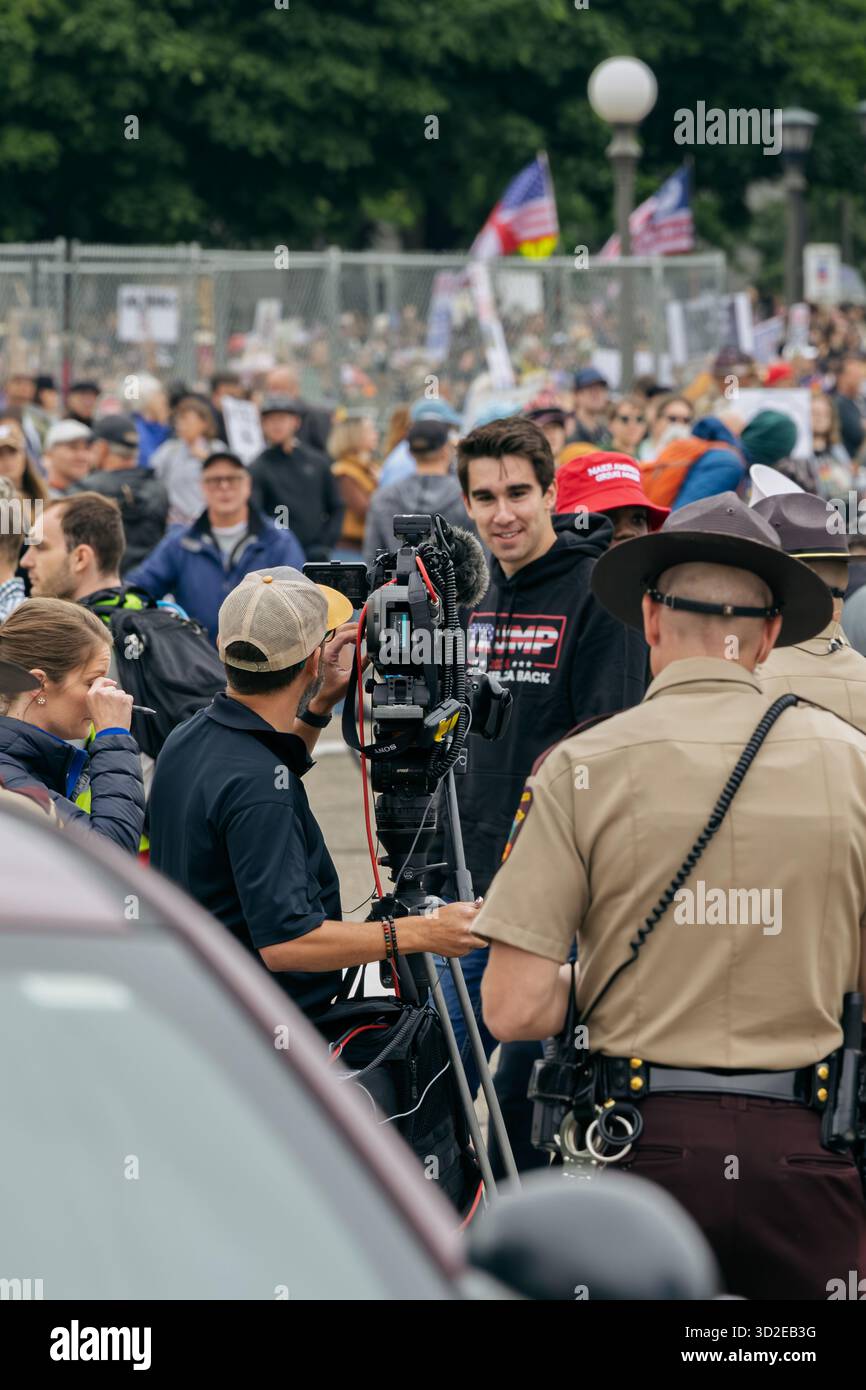 Les troupes de l'État du Minnesota maintiennent l'ordre entre les partisans de Trump et des milliers de manifestants lors de la manifestation 'No Kings', le 14 juin 2025, à Paul, États-Unis Banque D'Images