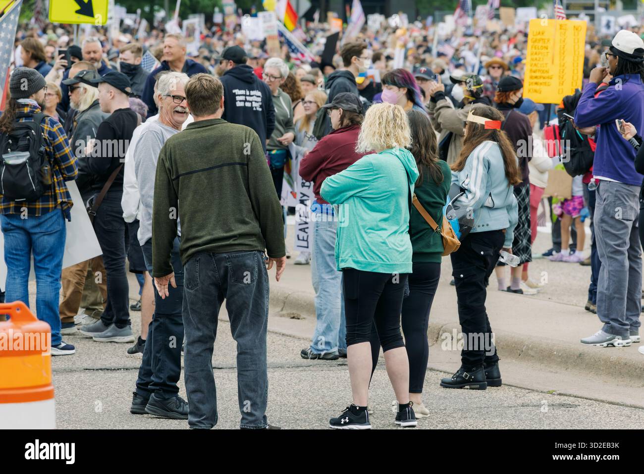 Un groupe diversifié de manifestants arborant des drapeaux et des panneaux de protestation se rassemblent pour la manifestation « No Kings » dans la capitale de l'État du Minnesota, le 14 juin 2025, à Paul, aux États-Unis Banque D'Images