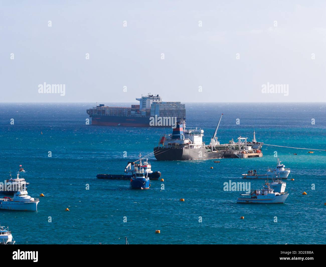 Vue panoramique aérienne du port de Marsaxlokk avec bateaux de pêche et navires Banque D'Images