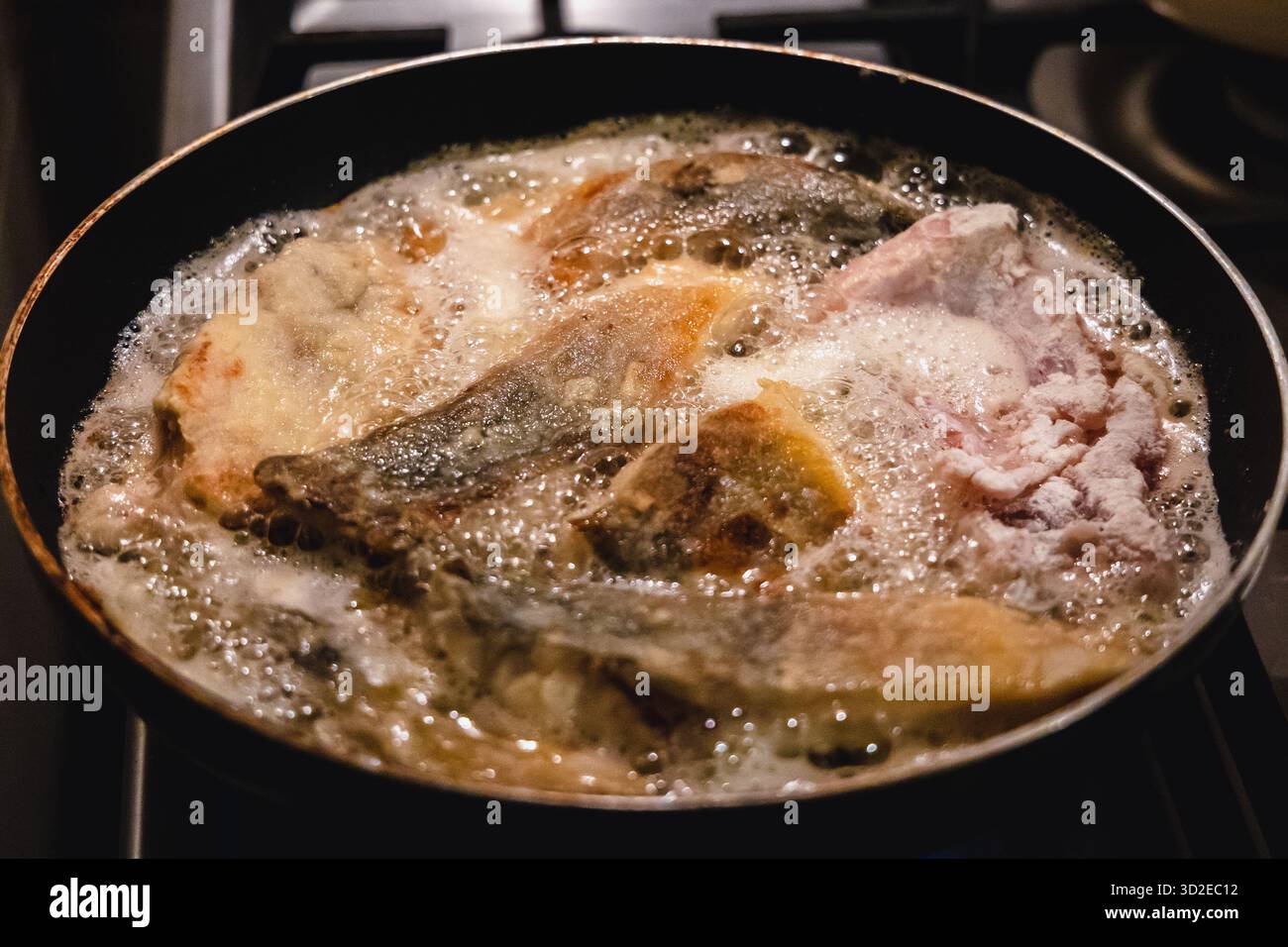 Préparation d'un plat polonais traditionnel pour la veille de Noël, poisson-carpe frit Banque D'Images