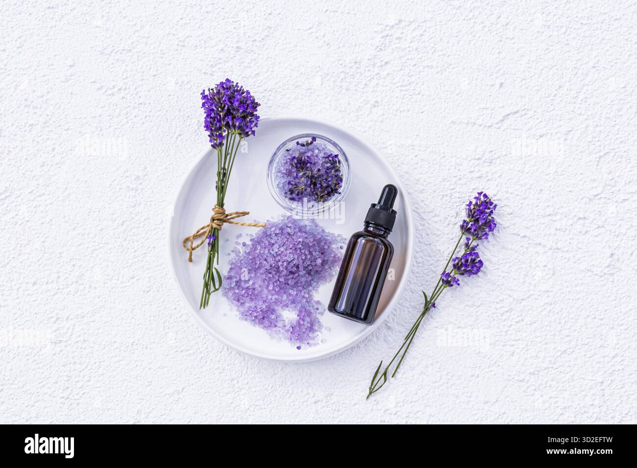 Produits cosmétiques à base d'huile de fleur de lavande pour l'auto-soin. soins spa, aromathérapie, massage, cosmétiques naturels bio. vue de dessus Banque D'Images