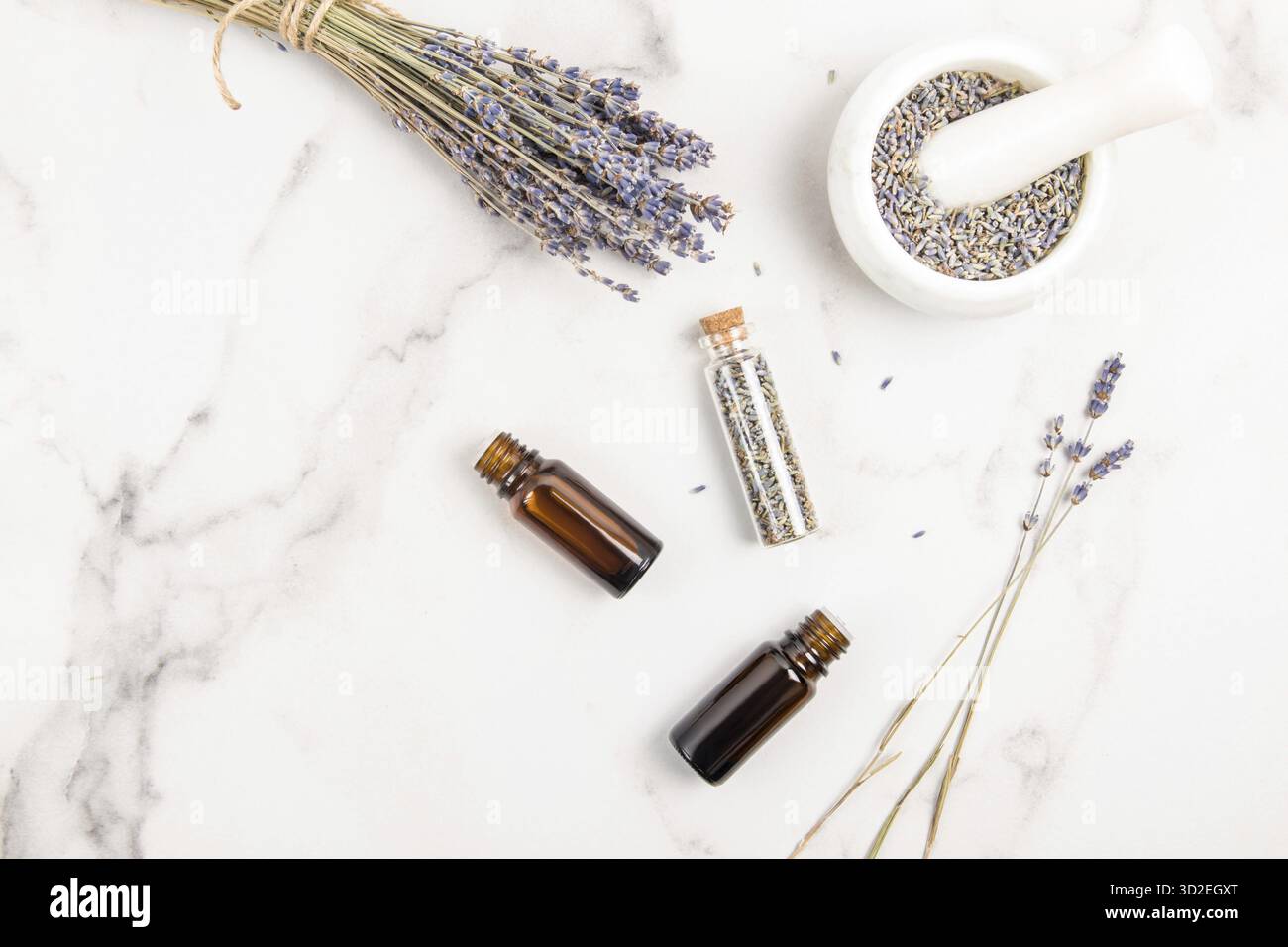 Vue de dessus de la table en marbre avec un produit cosmétique de lavande naturelle. disposition à plat. concept minimal Banque D'Images