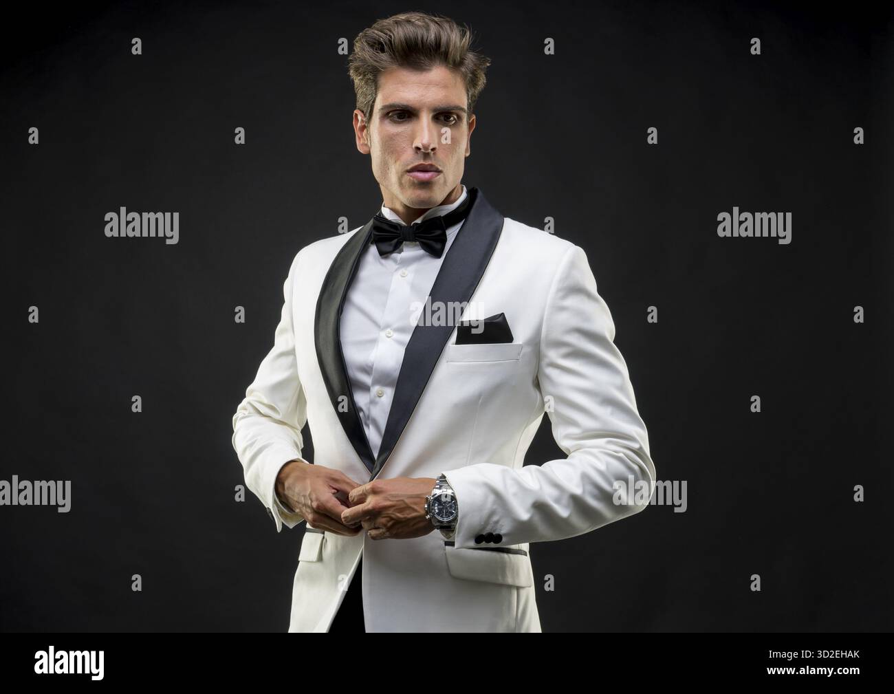 Mariage, élégant et bel homme habillé en tuxedo pour le Nouvel An ou de la partie Banque D'Images