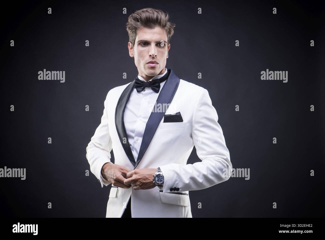 Mariage, élégant et bel homme habillé en tuxedo pour le Nouvel An ou de la partie Banque D'Images