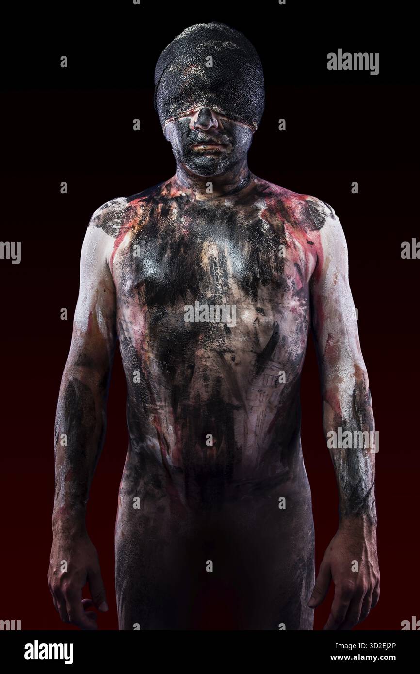 La douleur, un homme avec du sang sur ses blessures et de la peau Banque D'Images