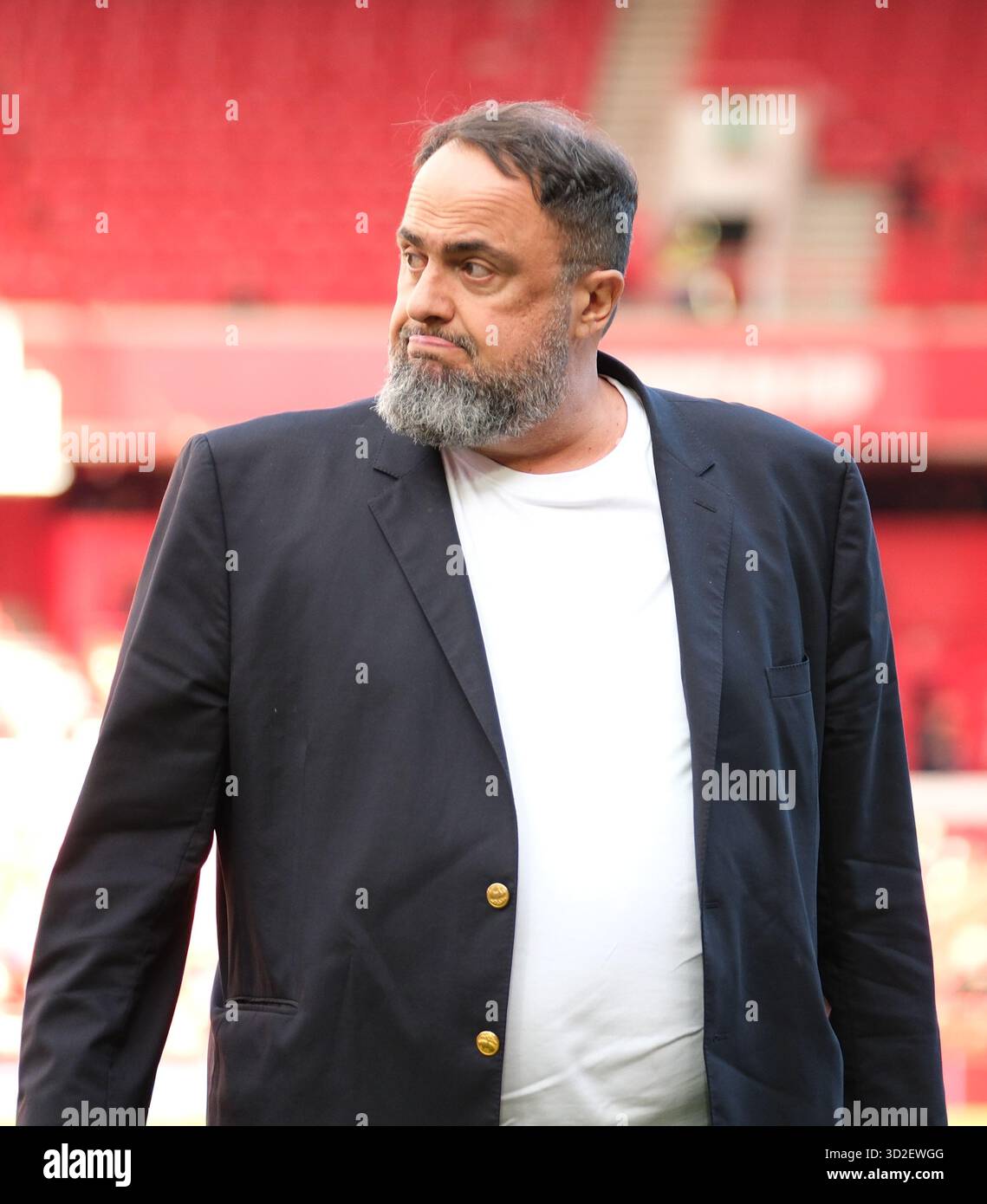 Nottingham, Royaume-Uni. 01 novembre 2025. Evangelos Marinakis, le propriétaire de Nottingham Forest, a donné le coup d'envoi du match de premier League entre Nottingham Forest et Manchester United au City Ground de Nottingham. Crédit : SPP Sport Press photo. /Alamy Live News Banque D'Images