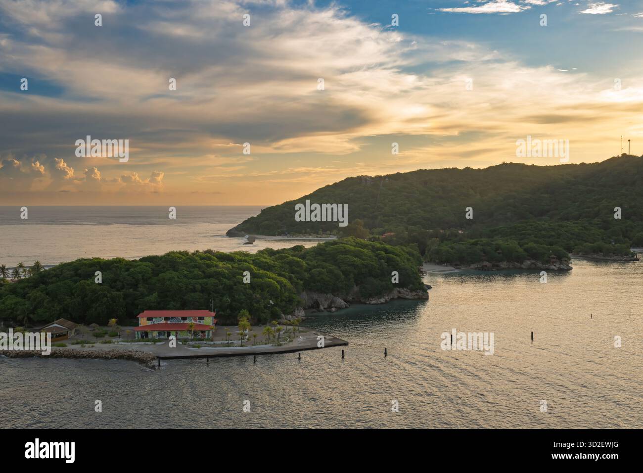 Alors que la première lumière de l'aube se lève sur Haïti, un paysage de lever de soleil à couper le souffle se déploie : les rayons dorés traversent l'horizon, projetant une lueur chaude à travers le Banque D'Images