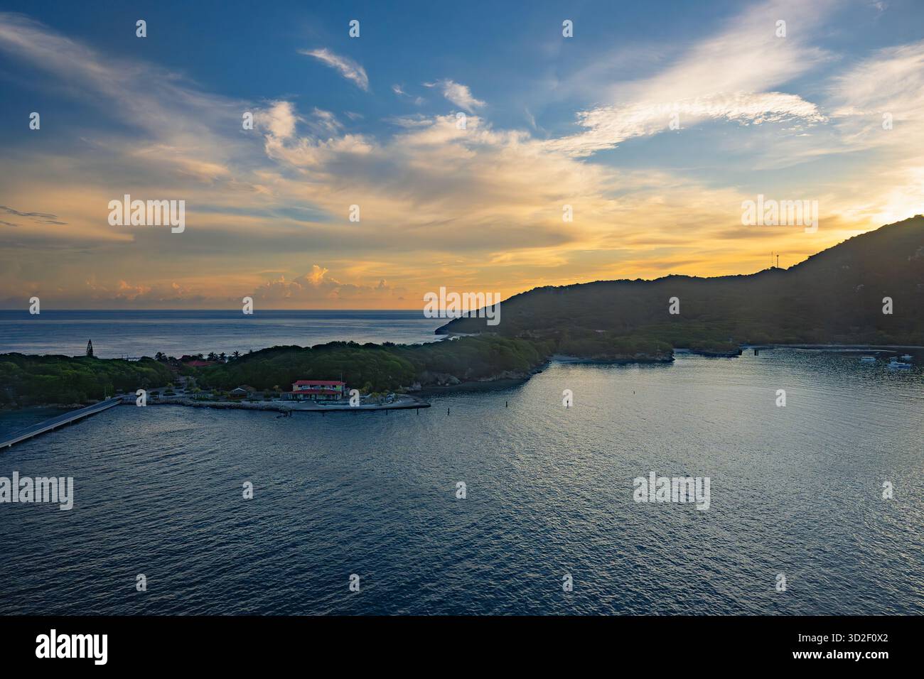 Alors que la première lumière de l'aube se lève sur Haïti, un paysage de lever de soleil à couper le souffle se déploie : les rayons dorés traversent l'horizon, projetant une lueur chaude à travers le Banque D'Images