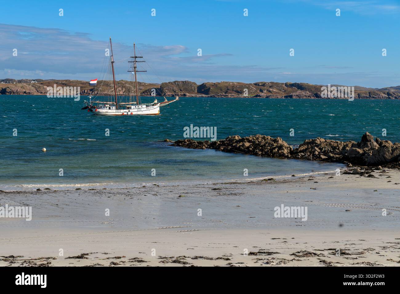 The Flying Dutchman une goélette à deux mâts au large d'Iona dans les Hébrides intérieures d'Écosse. Banque D'Images