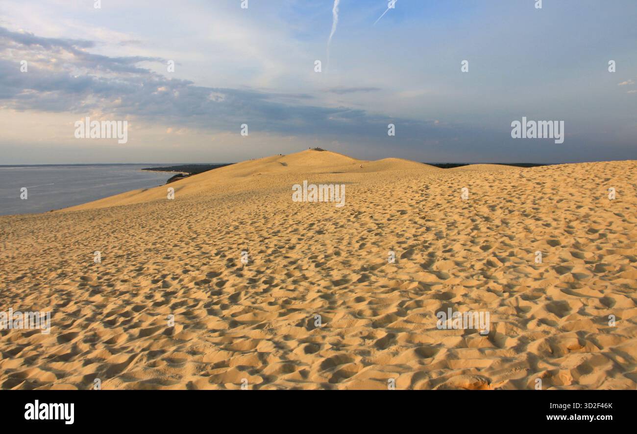 Vaste paysage de sable de la Dune du Pilat et de l'océan Atlantique au coucher du soleil, Arcachon, France Banque D'Images