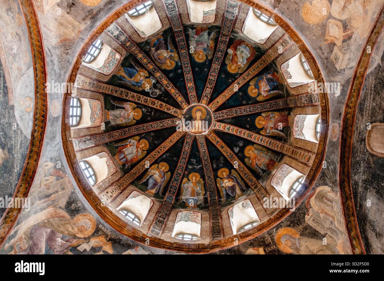 Fresque intérieure représentant la Vierge et l'enfant entourée d'anges dans la mosquée Chora (mosquée Kariye), Istanbul, Turquie Banque D'Images