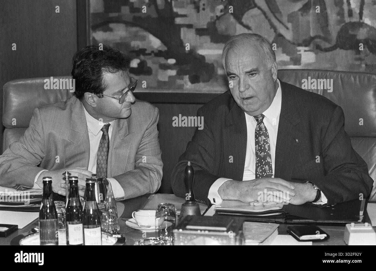 Deutschland, Bonn, 22.05.1996 Archiv : 55-35-34 Kabinettssitzung Foto : Bundeskanzler Helmut Kohl und Bundesaußenminister Klaus Kinkel Kabinettssitzung Kabinettssitzung *** Allemagne, Bonn, 22 05 1996 Archive 55 35 34 Réunion du Cabinet photo Chancelier fédéral Helmut Kohl et ministre fédéral des Affaires étrangères Klaus Kinkel Réunion du Cabinet Réunion du Cabinet Banque D'Images