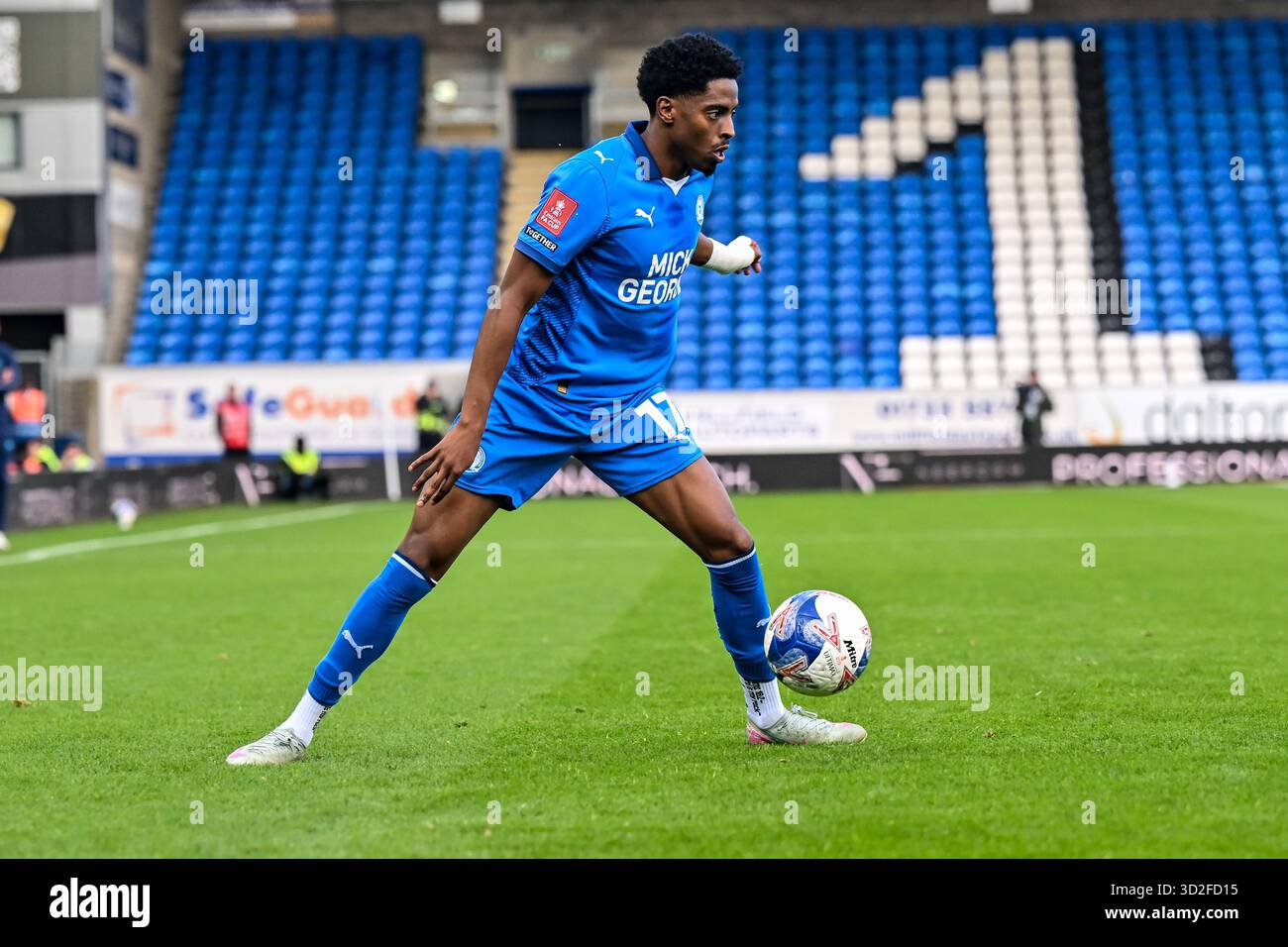 p1 lors du premier tour de la Coupe FA Emirates entre Pet7 contrôle le ballon erborough et Cardiff City à London Road, Peterborough le samedi 1er novembre 2025. (Photo : Kevin Hodgson | mi News) crédit : MI News & Sport /Alamy Live News Banque D'Images