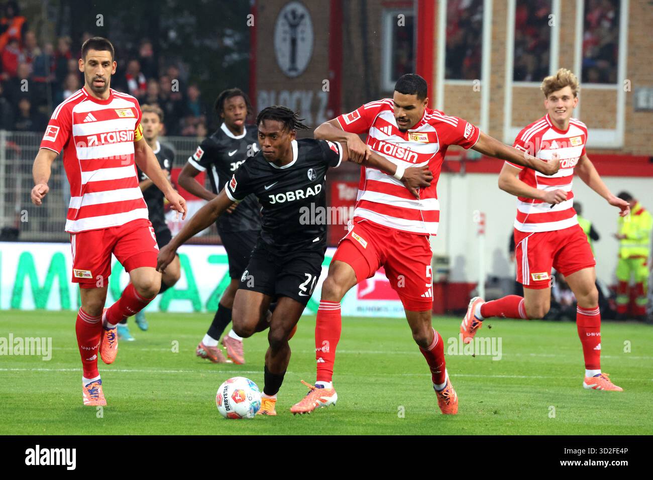 11/01/2025, Stadion Alte Foersterei, Berlin, DEU, DFL, 1. FBL, 1.FC Union v. Freiburg, image : Danilho Doekhi (1.Union Berlin #5), Kevin Sessa (Hertha Berlin #8), Junior Adamu (FC Freiburg #20) DFL - règlement interdisant toute utilisation de photographies a Banque D'Images