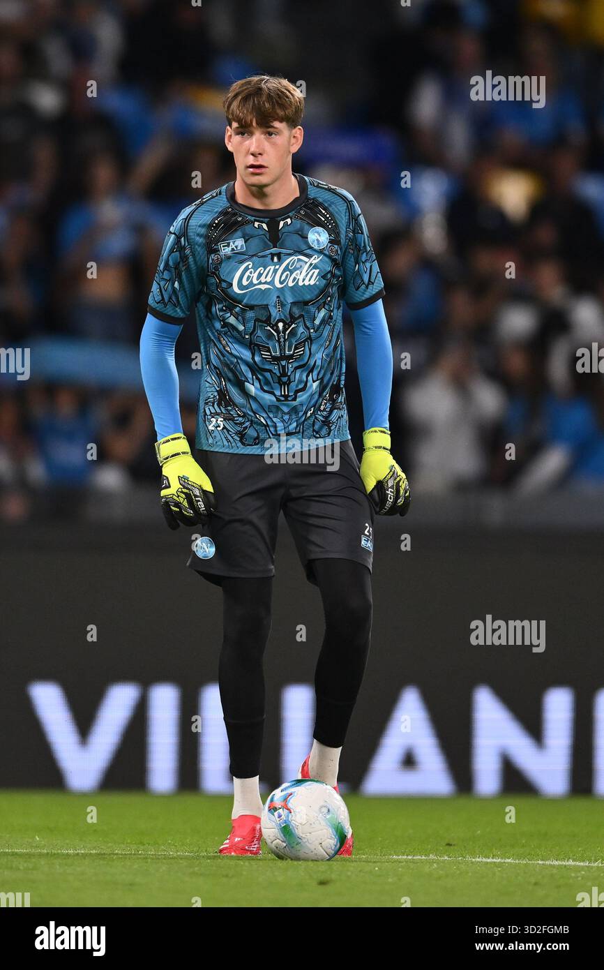 Mathias Ferrante de S.C. Napoli s'échauffe avant le match de la 10e journée du Championnat de Serie A entre S.C. Napoli et Como 1907 au stade Diego Armando Maradona le 1er novembre 2025 à Naples, Italie. Banque D'Images