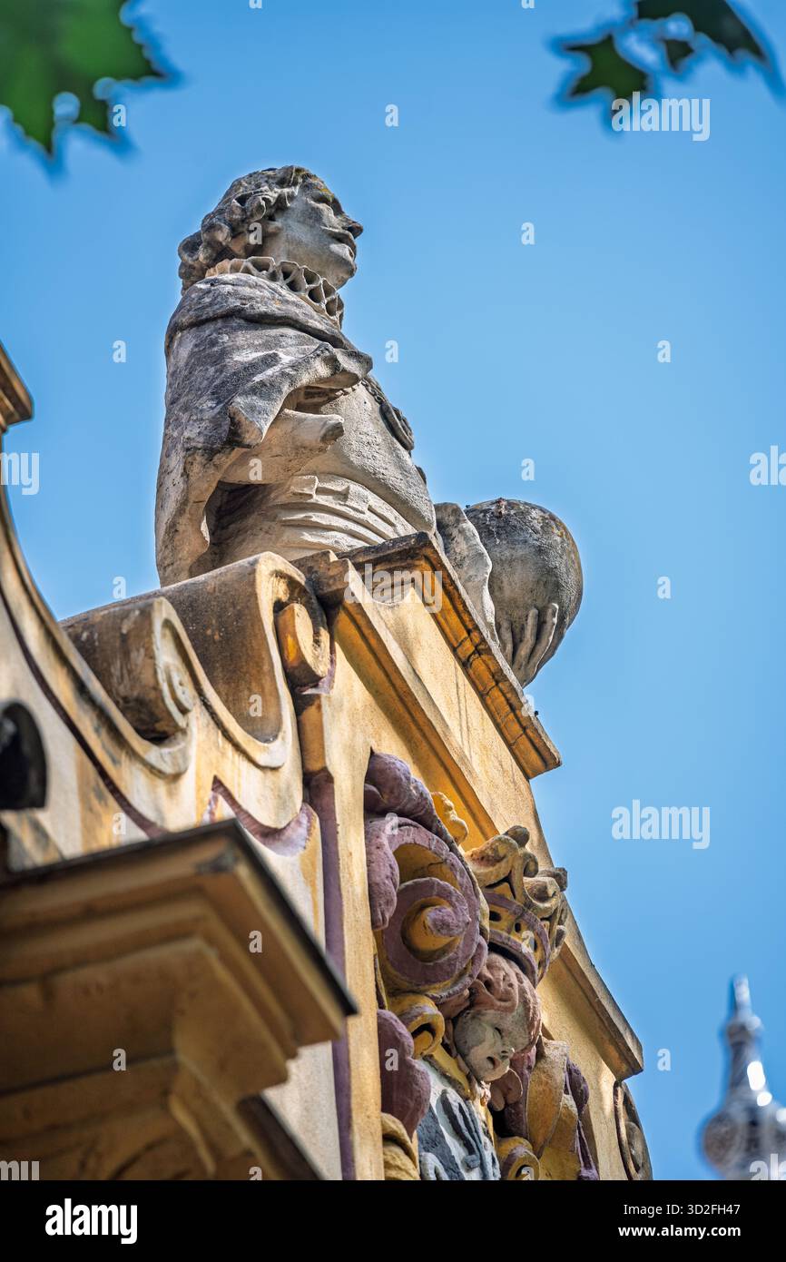 Le buste du roi Saint Ferdinand couronne l'entrée de l'église la Magdalena à Séville, symbolisant le patronage royal et la reconquête chrétienne. Banque D'Images