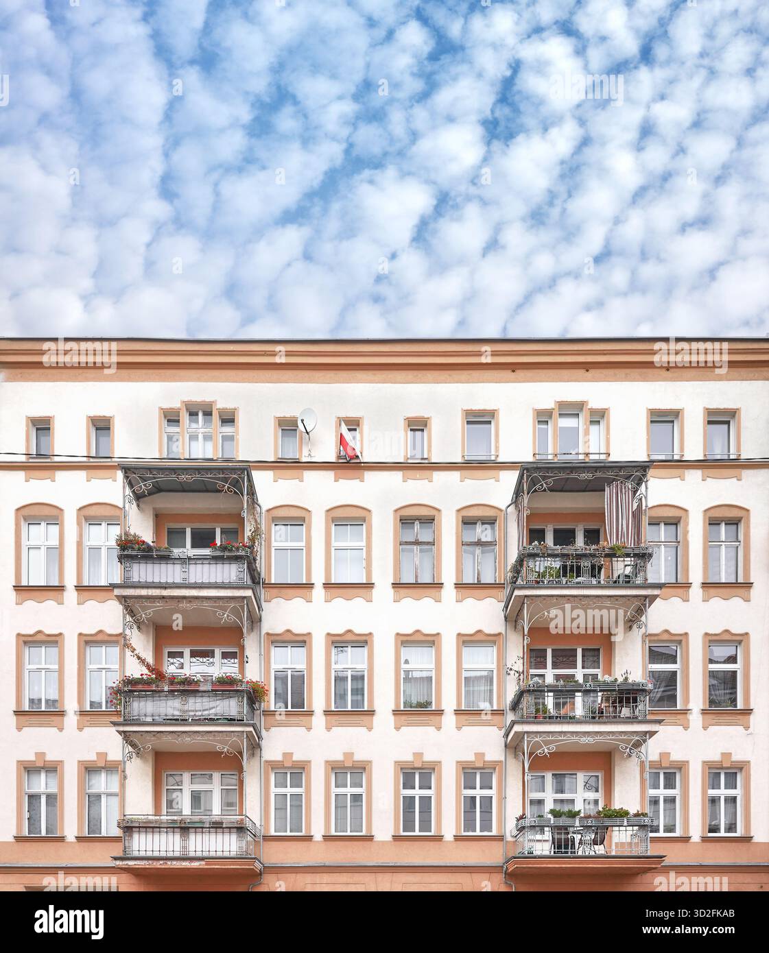 Façade d'un ancien immeuble résidentiel à Szczecin, Pologne. Banque D'Images