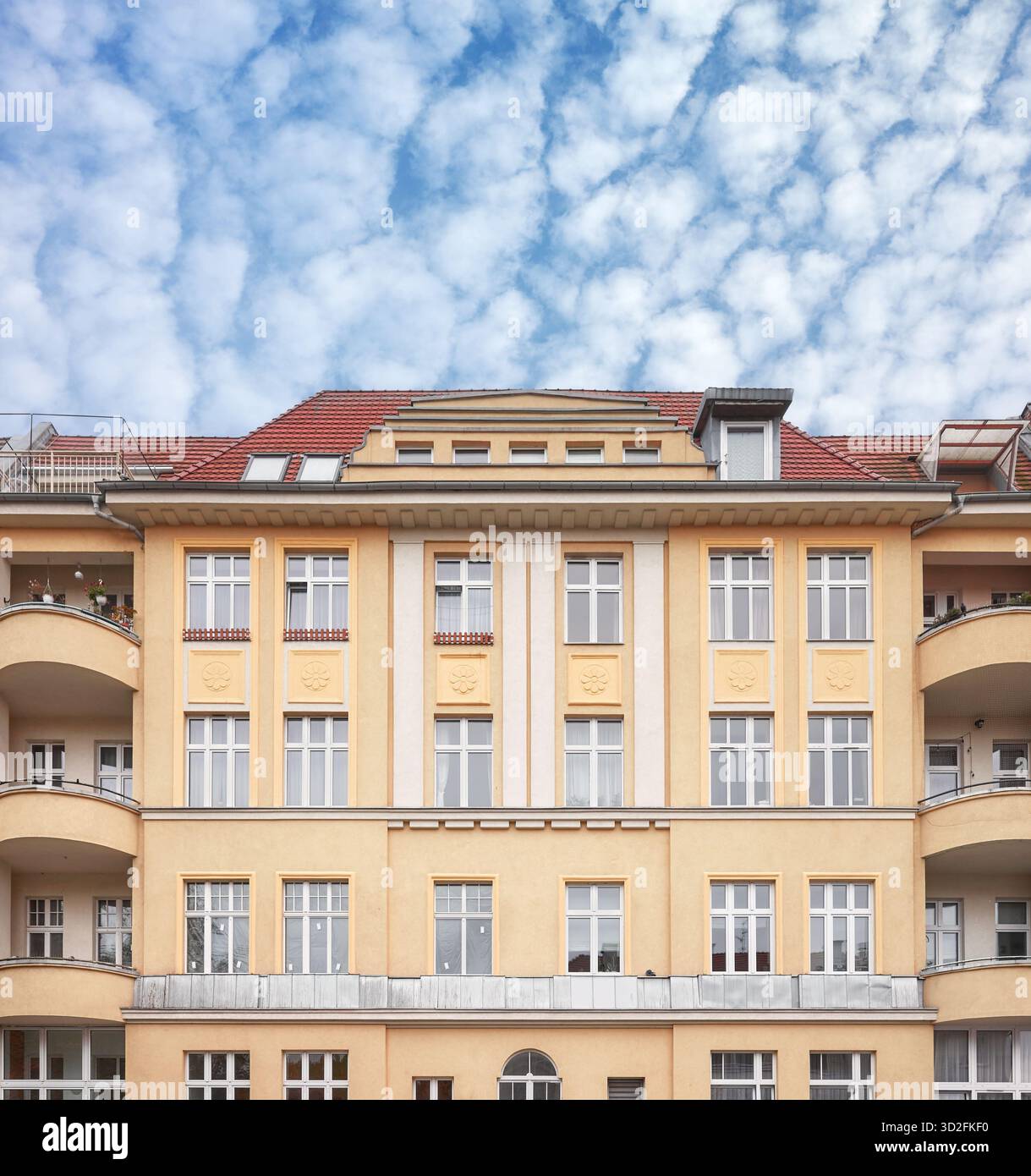 Façade d'un ancien immeuble résidentiel à Szczecin, Pologne. Banque D'Images