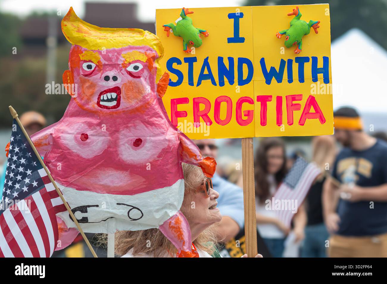 Atlanta, GA / États-Unis - 18 octobre 2025 : une femme senior affiche le panneau original 'I Stand with Frogtifa' au rallye No Kings 2 le 18 octobre 2025 en Géorgie. Banque D'Images