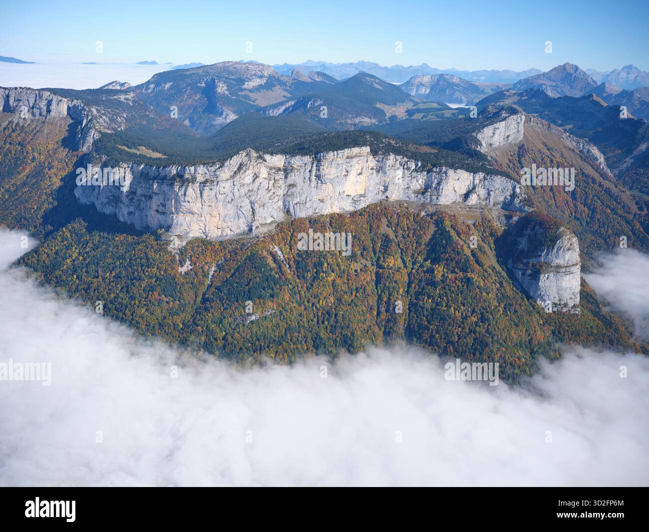 VUE AÉRIENNE. Le massif des bornes vers le nord, promontoire de Tête à Turpin sur la droite. Brouillard bas cachant la vallée du fier. La Balme-de-Thuy, France. Banque D'Images