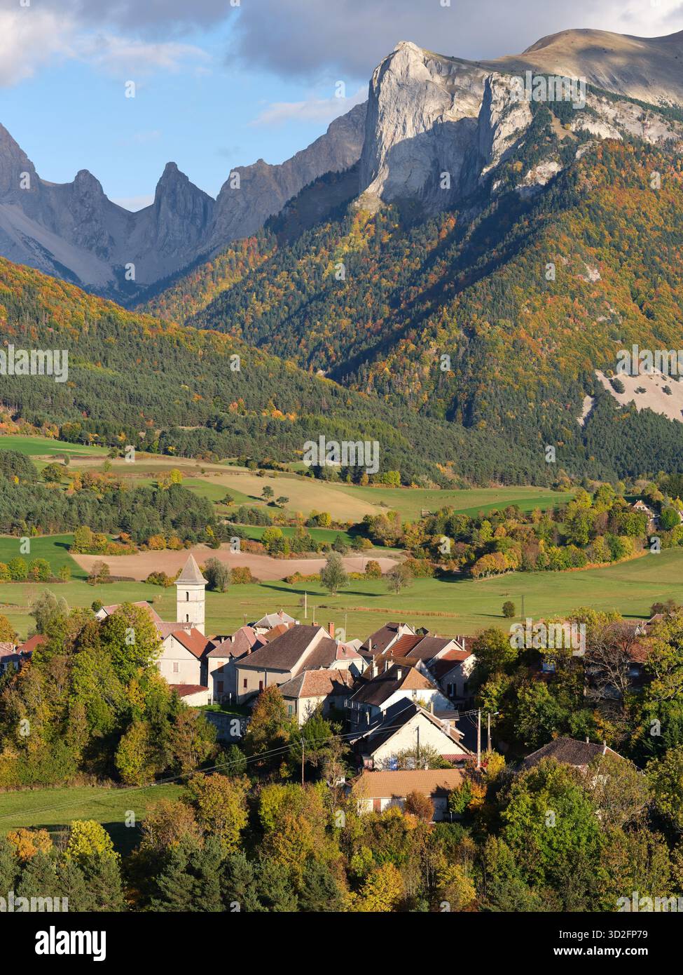 VUE AÉRIENNE. Village pittoresque de lus-la-Croix-haute à l'automne. Au loin, la vallée de Jarjatte dans le massif du Dévoluy. Drôme, France. Banque D'Images