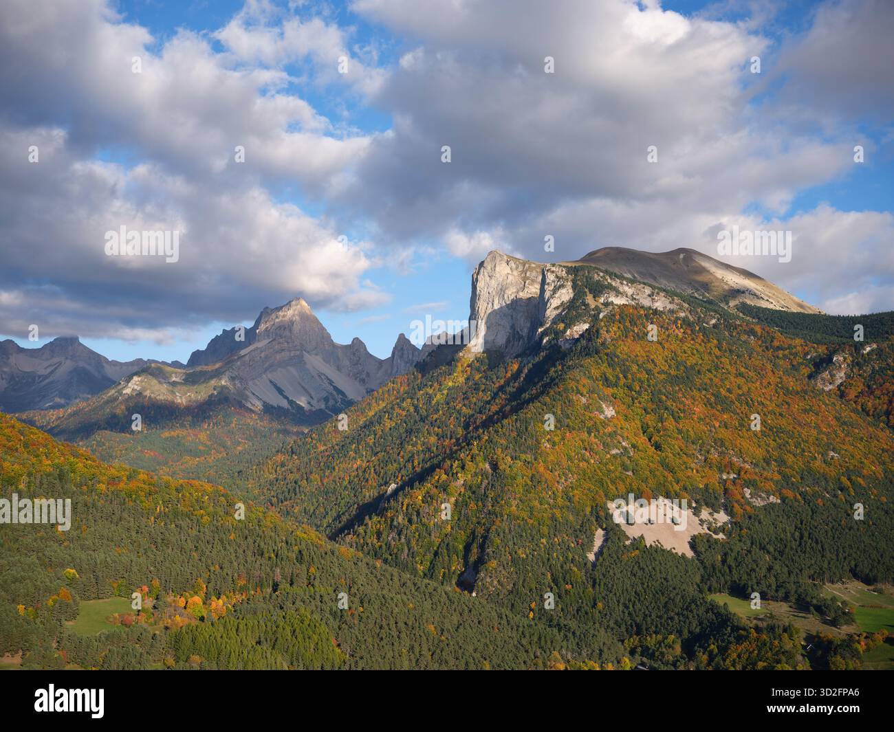 VUE AÉRIENNE. Vallée de Jarjatte dans le massif du Dévoluy. Falaise proéminente du Grand Chamousset (1930m) au loin. Lus-la-Croix-haute, Drôme, France. Banque D'Images