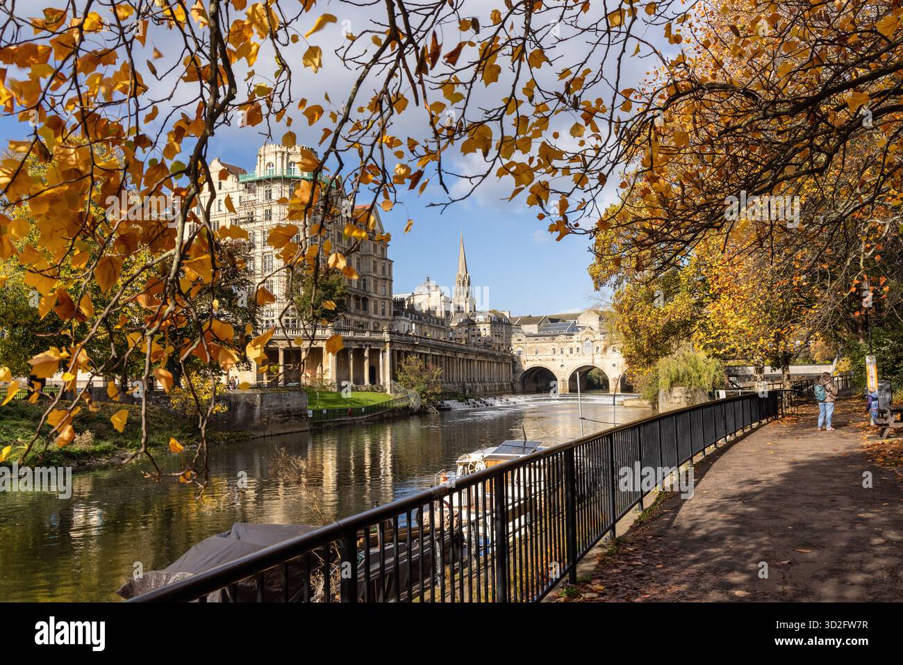 Couleur d'automne près de la rivière Avon avec vue sur Pulteney Bridge et l'Empire Hotel, ville de Bath, BANES, Angleterre, Royaume-Uni Banque D'Images