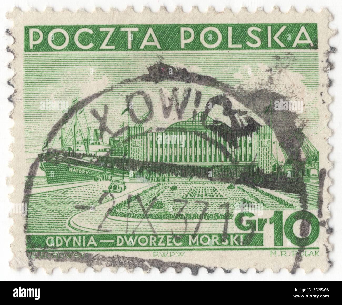 POLOGNE — 1er avril 1937 : timbre vert à 10 grosz représentant le terminal maritime de Gdynia. Dans les années 1931–1939, le port de Gdynia a été étendu pour devenir un port maritime universel. En 1938, Gdynia était le plus grand et le plus moderne port maritime de la mer Baltique, ainsi que le dixième plus grand port d'Europe. En 1938, le chantier naval de Gdynia a commencé à construire son premier navire de pleine mer, l'Olza. Les dockers allemands se mettent en grève, refusant de décharger les cargaisons de fournitures militaires envoyées de l'Ouest pour aider l'armée polonaise, et la Pologne réalise la nécessité d'une ville portuaire qu'elle contrôle complètement Banque D'Images
