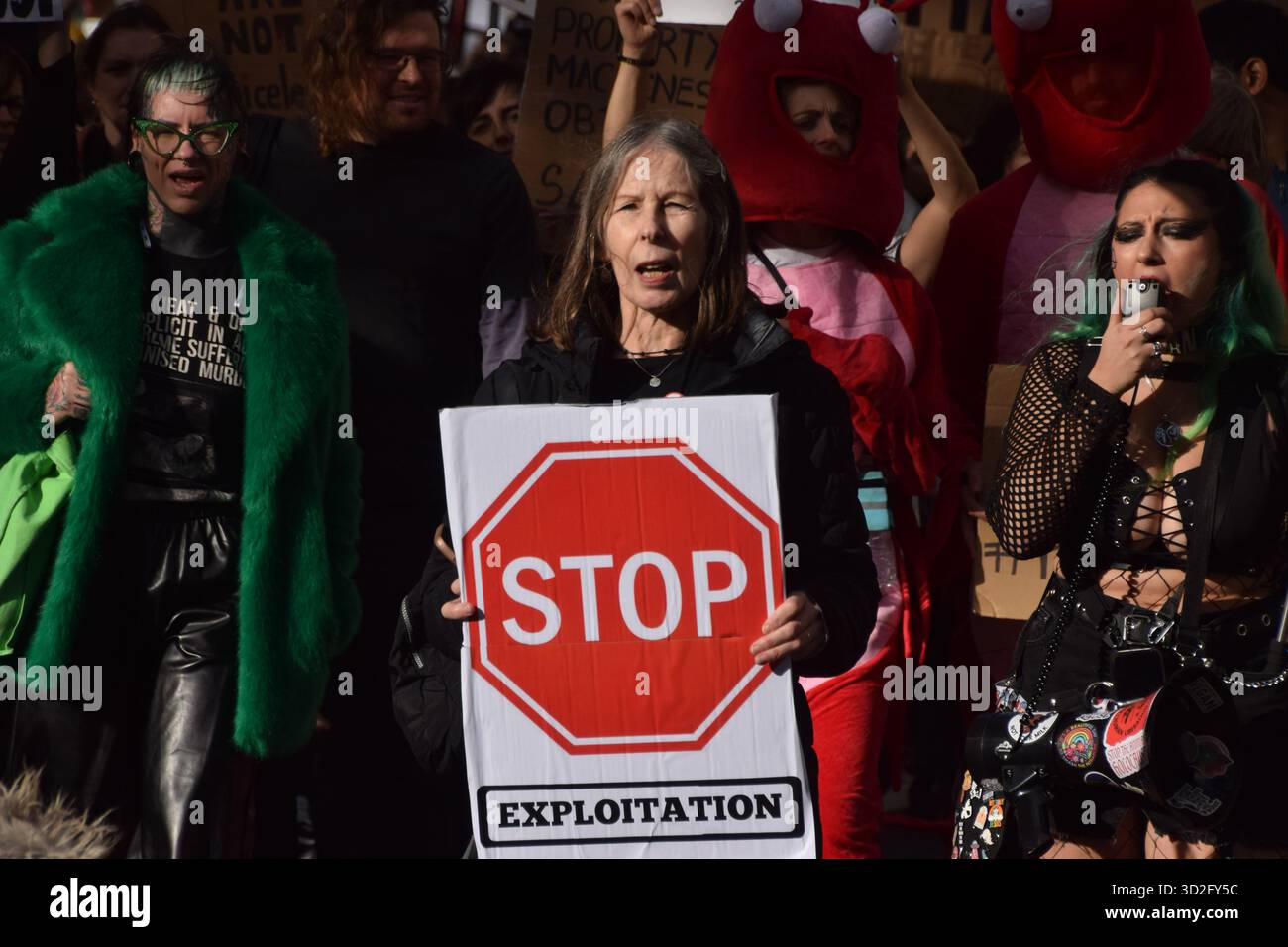 Londres, Royaume-Uni. 1er novembre 2025. Les manifestants participent à la marche nationale pour les droits des animaux. Des militants des droits des animaux ont défilé dans le centre de Londres pour protester contre toutes les formes d'exploitation et d'abus des animaux, et pour exhorter les gens à devenir vegan.Credit : Vuk Valcic/Alamy Live News Banque D'Images