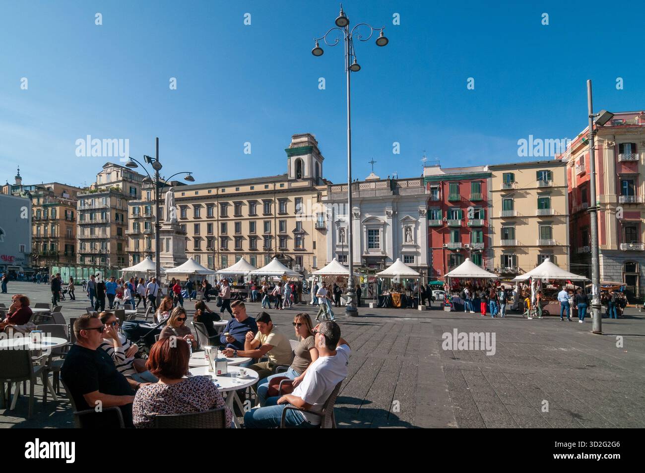 Vue sur la Piazza Dante Alighieri avec des touristes assis dans un café profitant d'une pause café. Naples. Banque D'Images