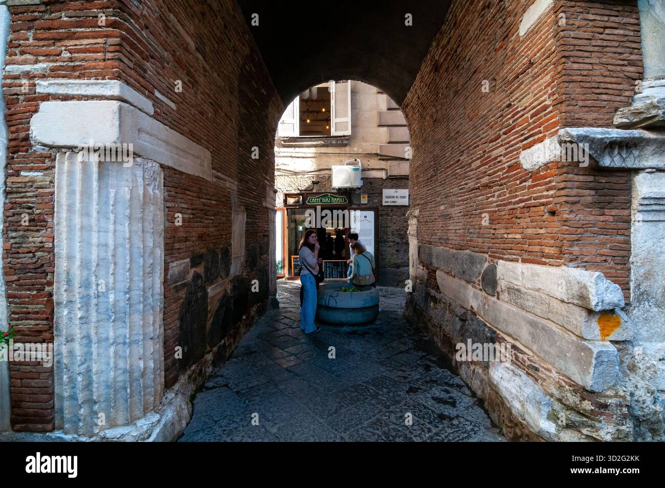 Vue sur le passage voûté sous le clocher de l'église Santa Maria Maggiore alla Pietrasanta sur la via dei Tribunali. Naples Banque D'Images