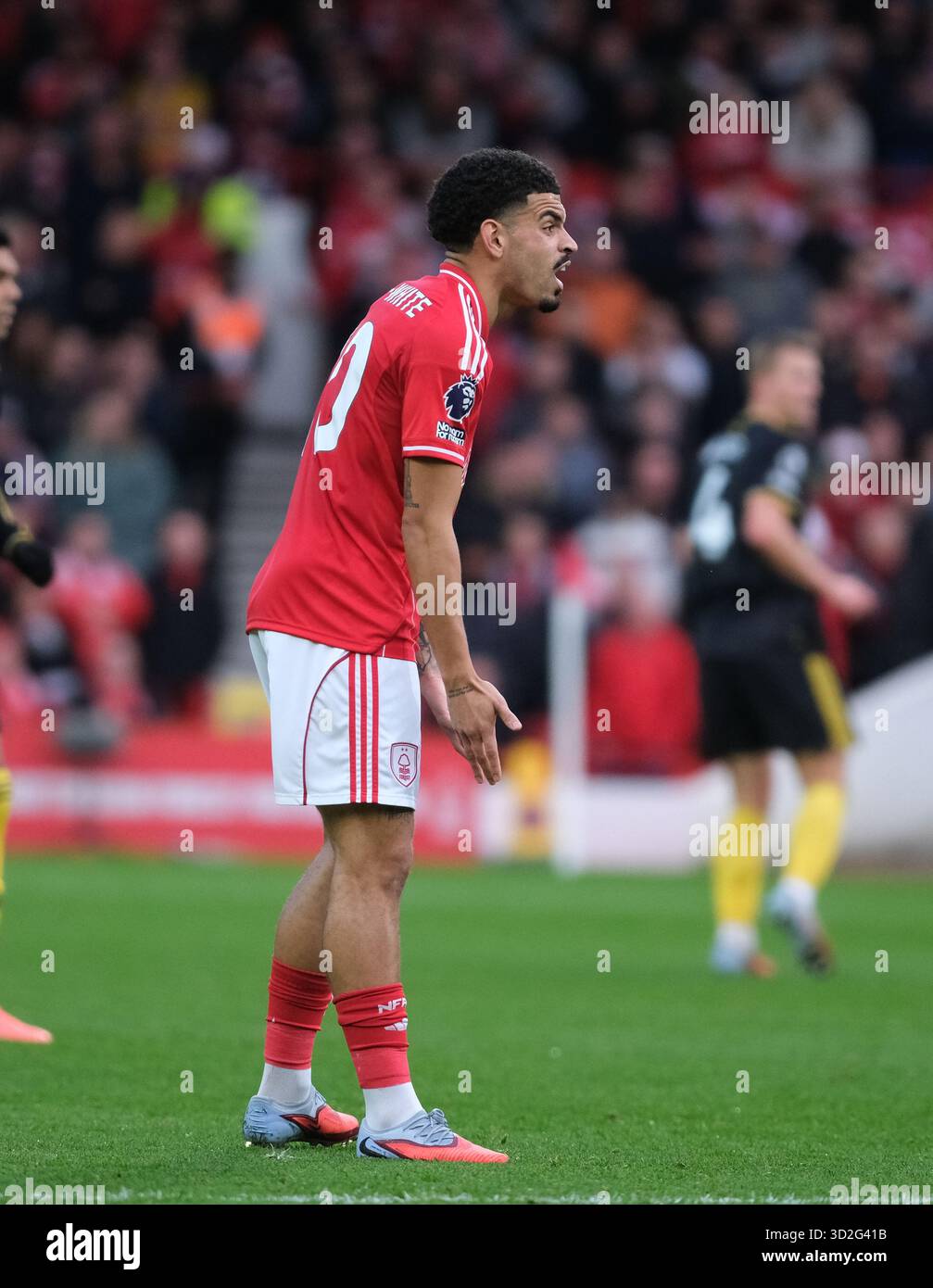 Nottingham, Royaume-Uni. 01 novembre 2025. Morgan Gibbs-White de Nottingham Forest crie des instructions à son équipe lors du match de premier League entre Nottingham Forest et Manchester United au City Ground de Nottingham. Crédit : SPP Sport Press photo. /Alamy Live News Banque D'Images