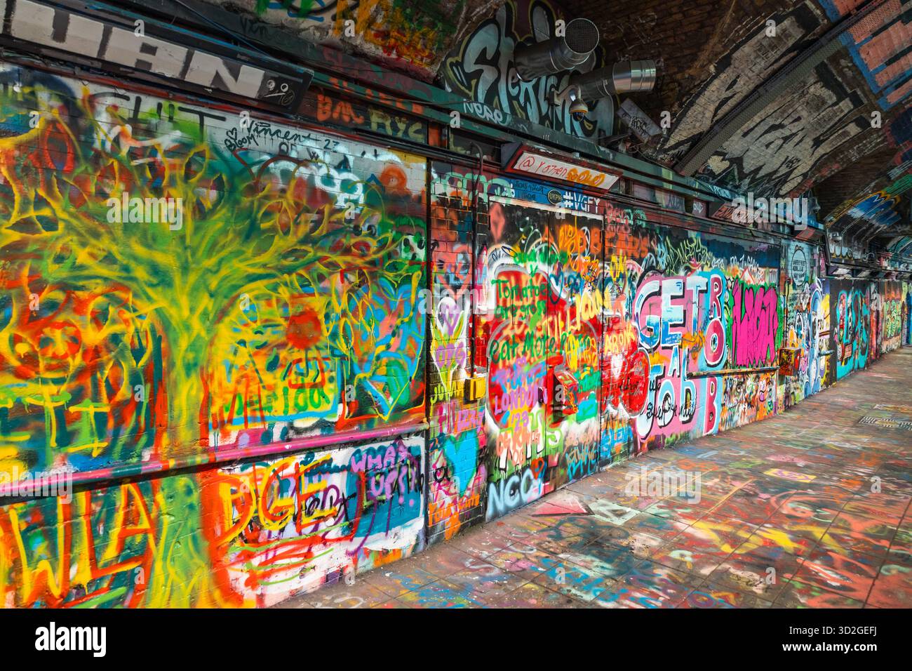 Street Art dynamique dans Leake Street Graffiti tunnel. Londres, Royaume-Uni, 29 juillet 2023 Banque D'Images