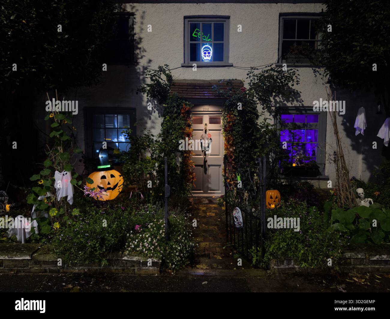 Le jardin avant d'une maison près de Kew Gardens, tous habillés pour Halloween avec des lanternes de citrouille, des fantômes, des crânes et un éclairage étrange. Banque D'Images