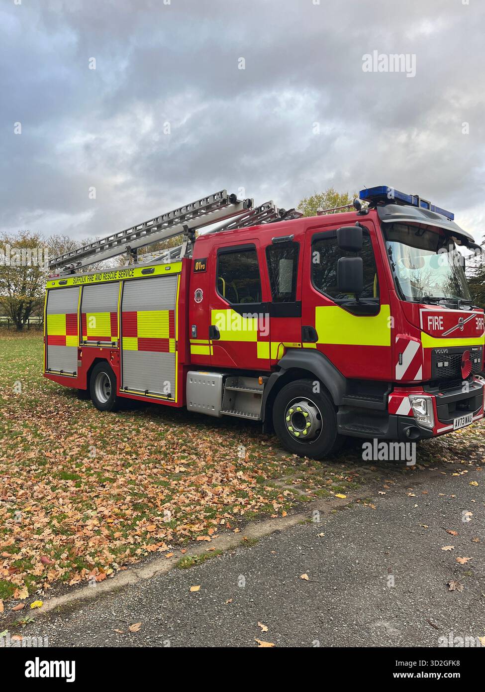 Pompier dans le Suffolk, en Angleterre, stationné sur un emplacement pittoresque 31.10.2025. Parking Hintlesham Hall - Image de stock capturée avec un smartphone